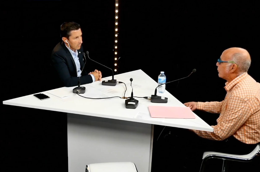 Table Triangulaire - Talk Show Studio TV